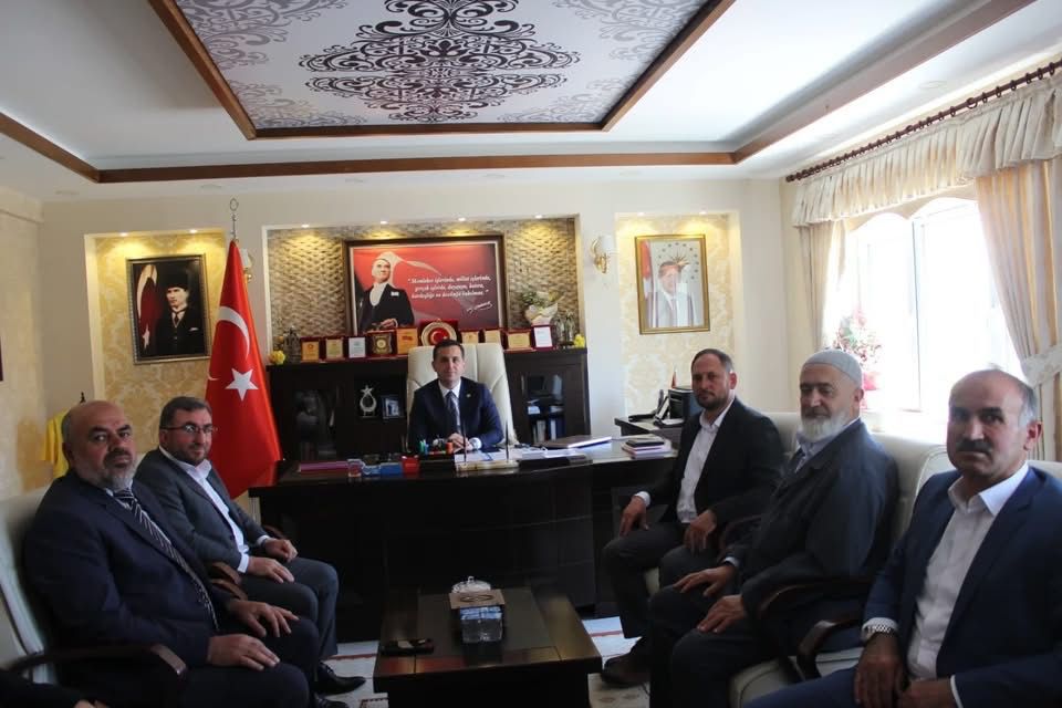 Sayın Kaymakamımız Yasin ŞAHİN, İlçe Müftülüğünde Görevli Personellere Başarı Belgesi Takdim Etti